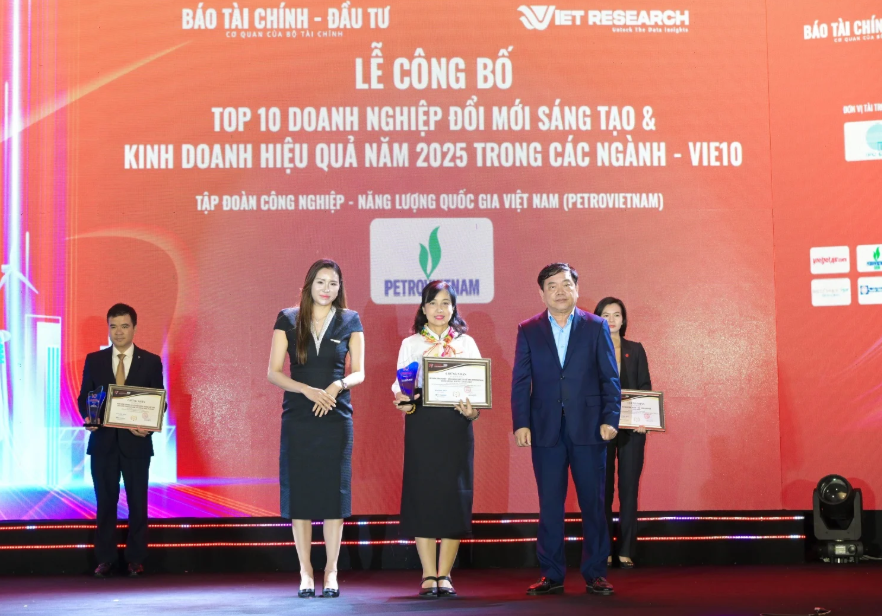 Ms. Nguyen Viet Nga - Deputy Head of Communications and Corporate Culture Department, representing Petrovietnam received the honor.